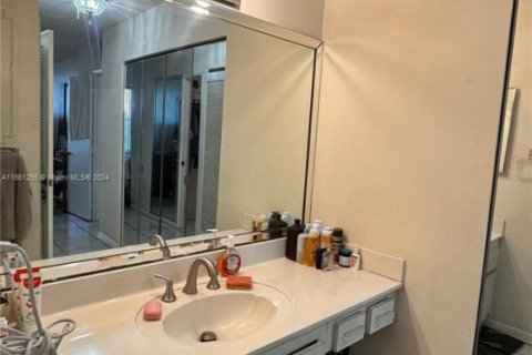 Condo in Hollywood, Florida, 2 bedrooms № 1959970 - photo 28