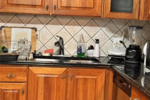 Condo in Hollywood, Florida, 2 bedrooms № 1959970 - photo 16