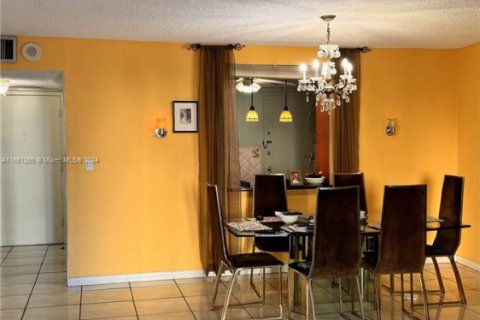 Condo in Hollywood, Florida, 2 bedrooms № 1959970 - photo 17