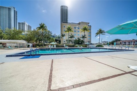 Condo in Hollywood, Florida, 2 bedrooms № 1959970 - photo 11