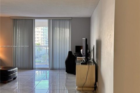 Condo in Hollywood, Florida, 2 bedrooms № 1959970 - photo 20