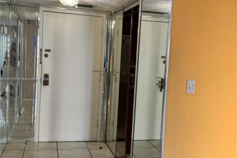 Condo in Hollywood, Florida, 2 bedrooms № 1959970 - photo 18