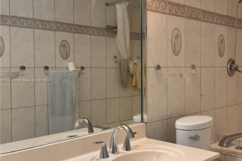 Condo in Hollywood, Florida, 2 bedrooms № 1959970 - photo 23