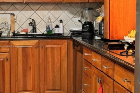 Condo in Hollywood, Florida, 2 bedrooms № 1959970 - photo 15