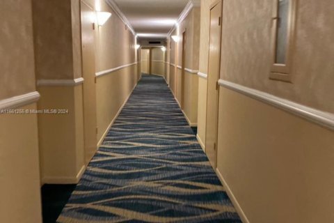 Condo in Hollywood, Florida, 2 bedrooms № 1959970 - photo 8