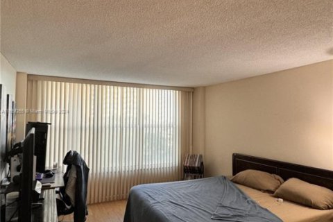 Condo in Hollywood, Florida, 2 bedrooms № 1959970 - photo 25