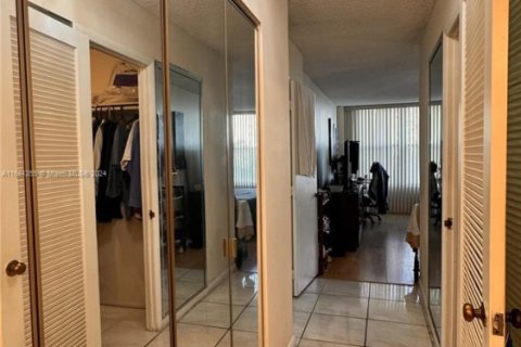 Condo in Hollywood, Florida, 2 bedrooms № 1959970 - photo 29