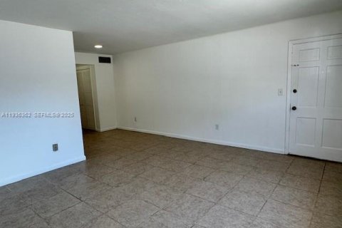 Condo in Miami, Florida, 1 bedroom  № 1994860 - photo 8