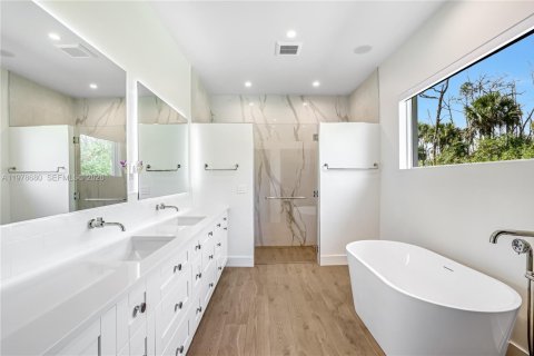 House in Naples, Florida 4 bedrooms, 265.7 sq.m. № 2044100 - photo 25