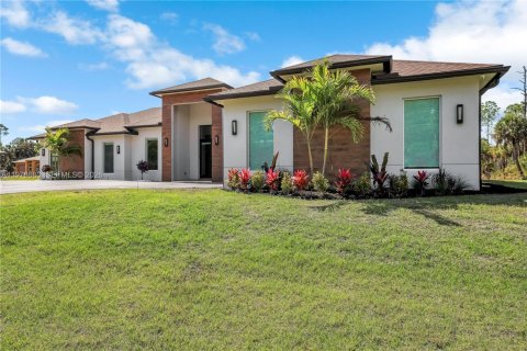 House in Naples, Florida 4 bedrooms, 265.7 sq.m. № 2044100