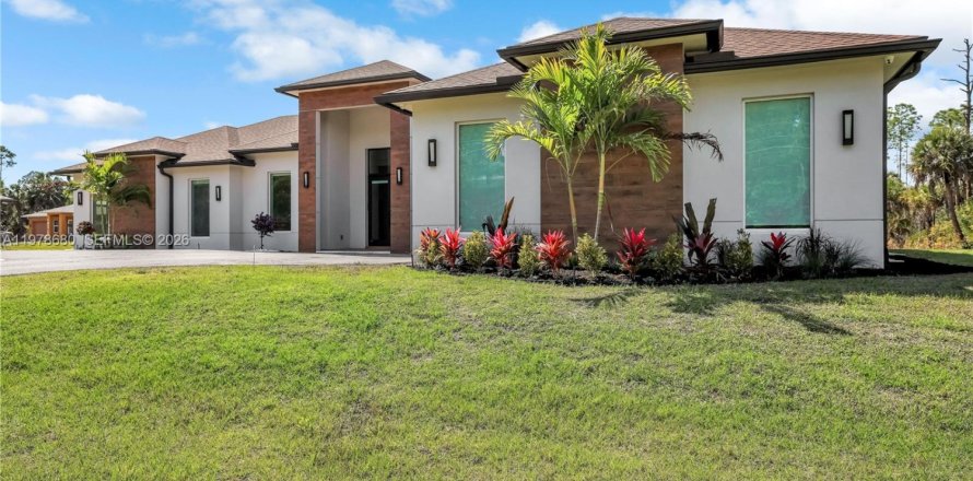 House in Naples, Florida 4 bedrooms, 265.7 sq.m. № 2044100