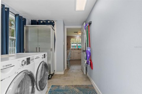 House in Weeki Wachee, Florida 2 bedrooms, 84.73 sq.m. № 2113651 - photo 21