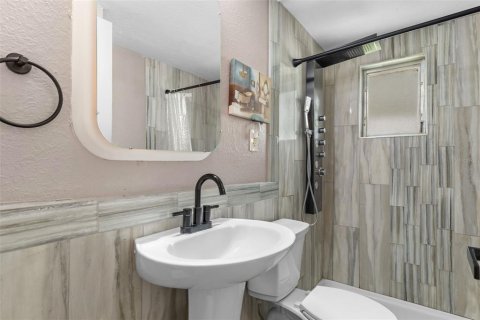House in Weeki Wachee, Florida 2 bedrooms, 84.73 sq.m. № 2113651 - photo 15