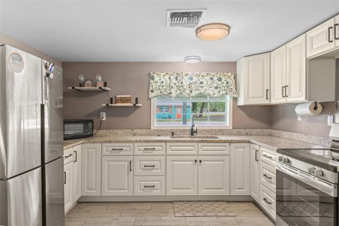 House in Weeki Wachee, Florida 2 bedrooms, 84.73 sq.m. № 2113651 - photo 10