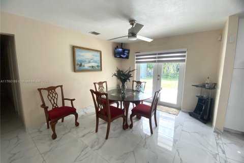 House in Miami Gardens, Florida 3 bedrooms, 113.53 sq.m. № 1875350 - photo 10