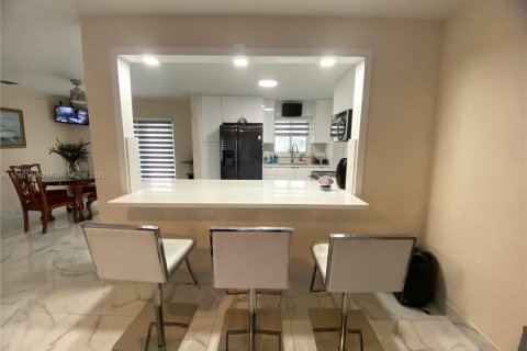 House in Miami Gardens, Florida 3 bedrooms, 113.53 sq.m. № 1875350 - photo 7