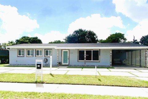 House in Miami Gardens, Florida 3 bedrooms, 113.53 sq.m. № 1875350 - photo 2