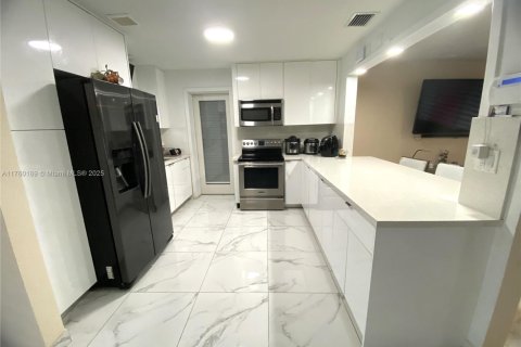 House in Miami Gardens, Florida 3 bedrooms, 113.53 sq.m. № 1875350 - photo 5