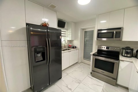 House in Miami Gardens, Florida 3 bedrooms, 113.53 sq.m. № 1875350 - photo 9