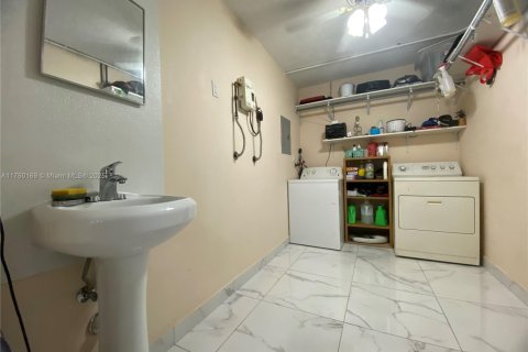House in Miami Gardens, Florida 3 bedrooms, 113.53 sq.m. № 1875350 - photo 18