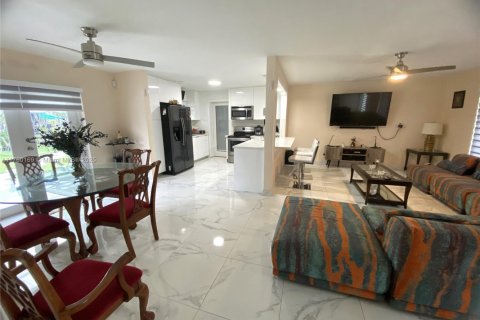 House in Miami Gardens, Florida 3 bedrooms, 113.53 sq.m. № 1875350 - photo 4
