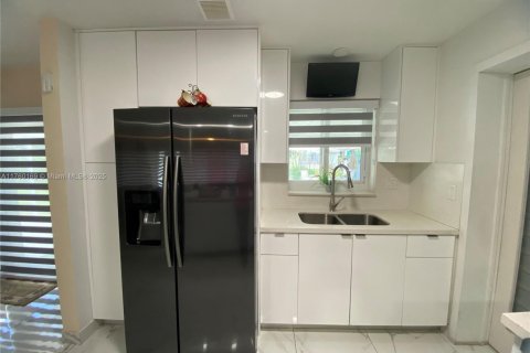 House in Miami Gardens, Florida 3 bedrooms, 113.53 sq.m. № 1875350 - photo 8