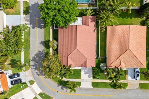 House in Pembroke Pines, Florida 4 bedrooms, 222.41 sq.m. № 1713030 - photo 26