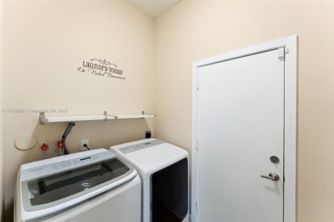 House in Pembroke Pines, Florida 4 bedrooms, 222.41 sq.m. № 1713030 - photo 11