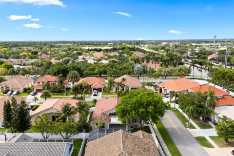 House in Pembroke Pines, Florida 4 bedrooms, 222.41 sq.m. № 1713030 - photo 30