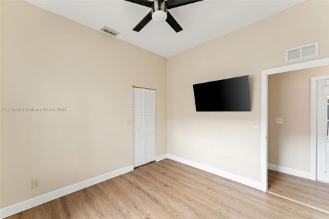 House in Pembroke Pines, Florida 4 bedrooms, 222.41 sq.m. № 1713030 - photo 23
