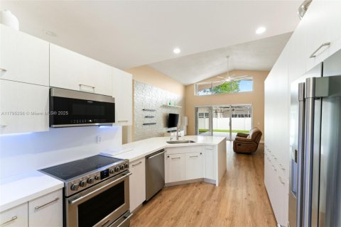 House in Pembroke Pines, Florida 4 bedrooms, 222.41 sq.m. № 1713030 - photo 7