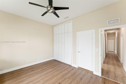 House in Pembroke Pines, Florida 4 bedrooms, 222.41 sq.m. № 1713030 - photo 20