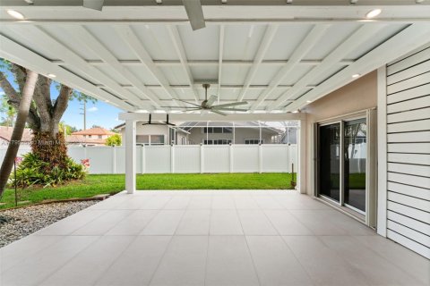 House in Pembroke Pines, Florida 4 bedrooms, 222.41 sq.m. № 1713030 - photo 24