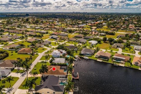 House in Cape Coral, Florida 4 bedrooms, 227.24 sq.m. № 1722642 - photo 29