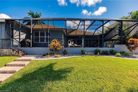 House in Cape Coral, Florida 4 bedrooms, 227.24 sq.m. № 1722642 - photo 27