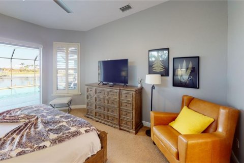 House in Cape Coral, Florida 4 bedrooms, 227.24 sq.m. № 1722642 - photo 13
