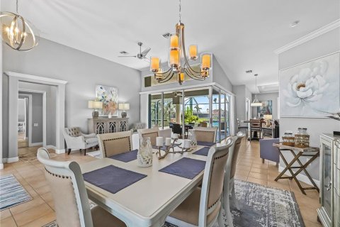 House in Cape Coral, Florida 4 bedrooms, 227.24 sq.m. № 1722642 - photo 3