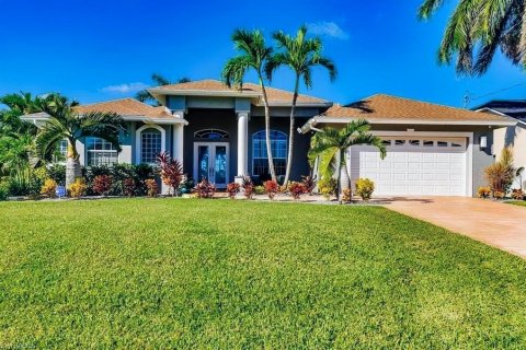 House in Cape Coral, Florida 4 bedrooms, 227.24 sq.m. № 1722642 - photo 1