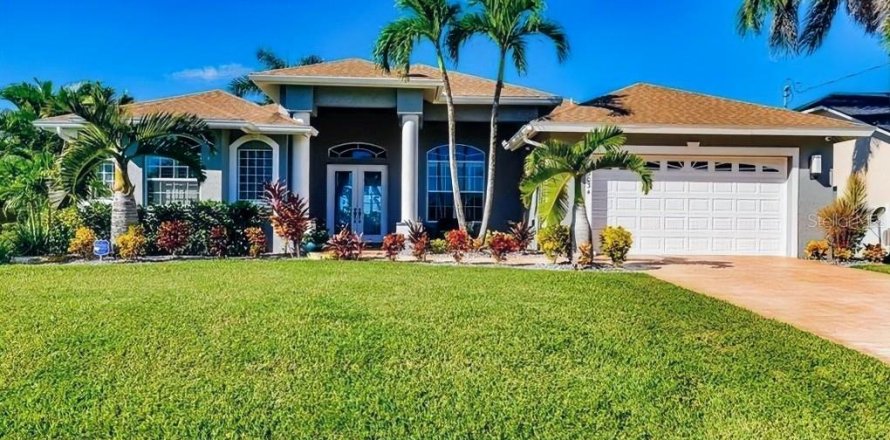 House in Cape Coral, Florida 4 bedrooms, 227.24 sq.m. № 1722642