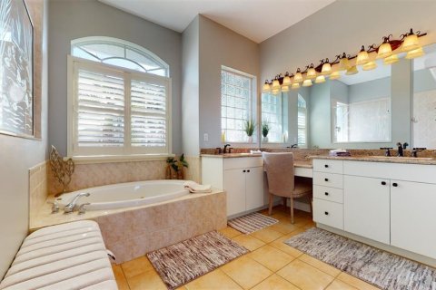 House in Cape Coral, Florida 4 bedrooms, 227.24 sq.m. № 1722642 - photo 16