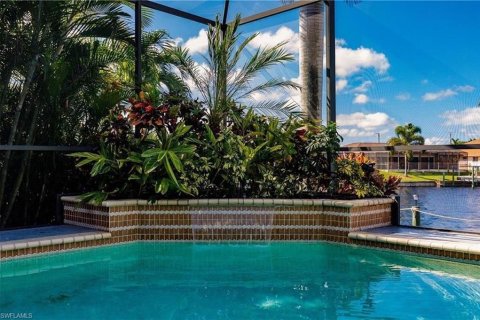 House in Cape Coral, Florida 4 bedrooms, 227.24 sq.m. № 1722642 - photo 23