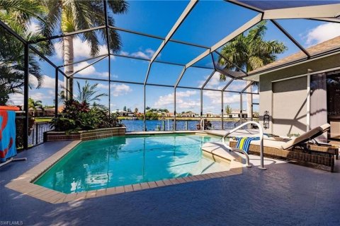 House in Cape Coral, Florida 4 bedrooms, 227.24 sq.m. № 1722642 - photo 25