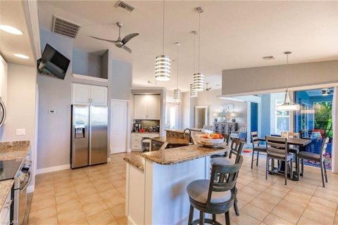House in Cape Coral, Florida 4 bedrooms, 227.24 sq.m. № 1722642 - photo 9