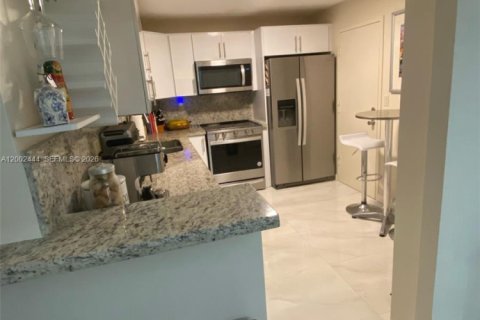 Condo in Hallandale Beach, Florida, 2 bedrooms  № 2068950 - photo 9