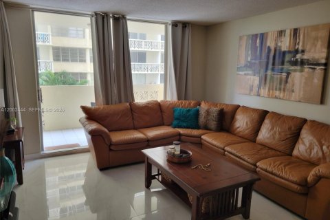 Condo in Hallandale Beach, Florida, 2 bedrooms  № 2068950 - photo 4
