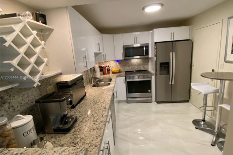 Condo in Hallandale Beach, Florida, 2 bedrooms  № 2068950