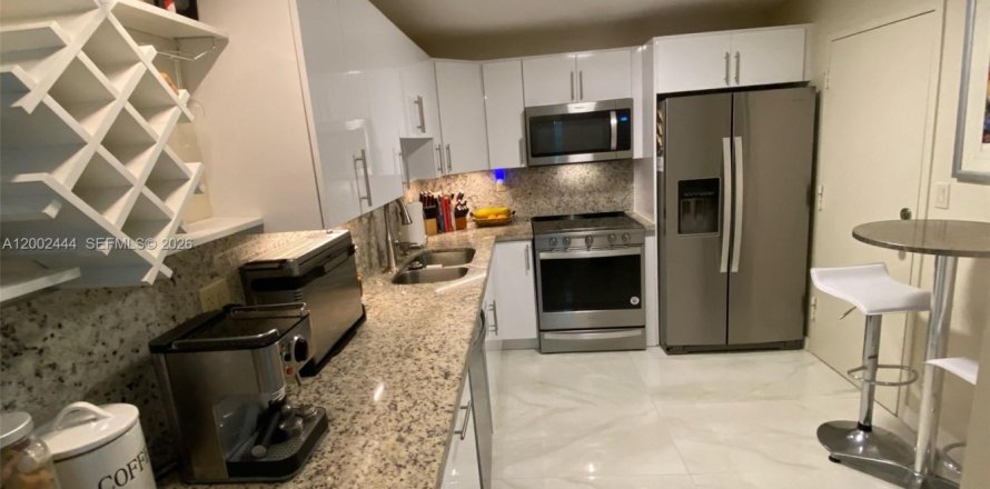 Condo in Hallandale Beach, Florida, 2 bedrooms  № 2068950