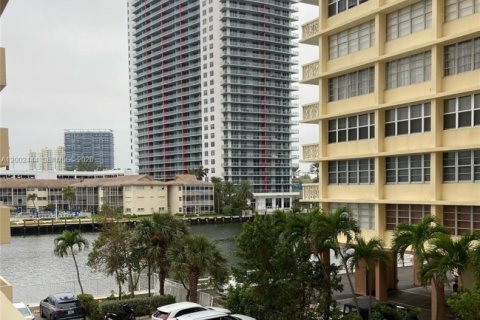 Condo in Hallandale Beach, Florida, 2 bedrooms  № 2068950 - photo 2