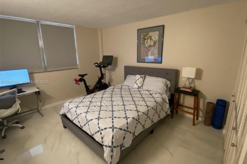 Condo in Hallandale Beach, Florida, 2 bedrooms  № 2068950 - photo 7