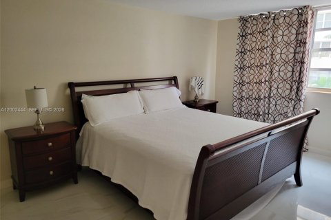 Condo in Hallandale Beach, Florida, 2 bedrooms  № 2068950 - photo 5